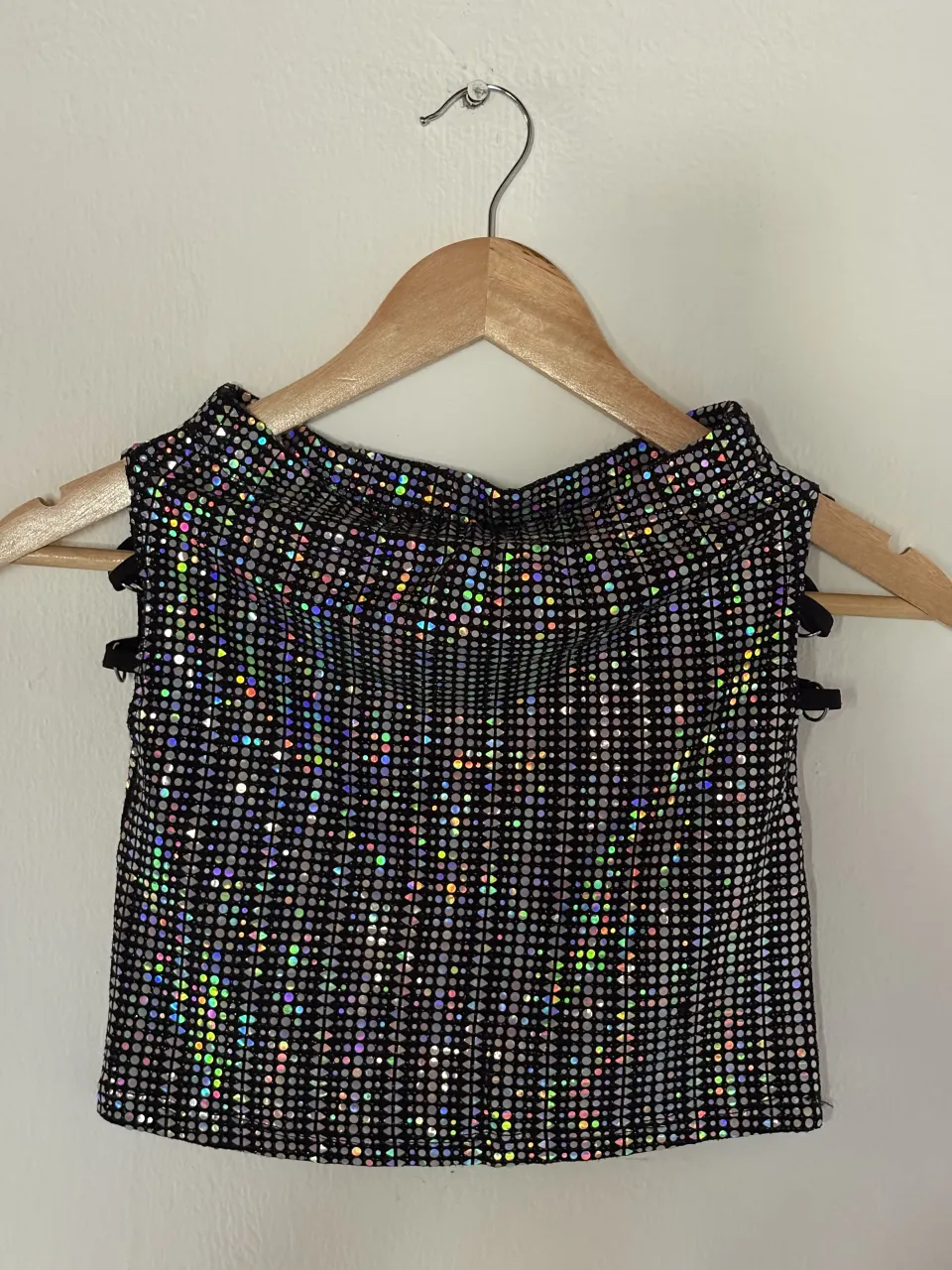 Pollera plateado con lentejuelas brillantes, ideal para fiestas o salidas nocturnas. Diseño moderno y llamativo que no pasa desapercibido.