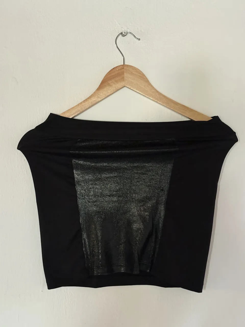 pollera mini con detalle cuero en el frente. Diseño moderno y llamativo, ideal para looks cancheros.