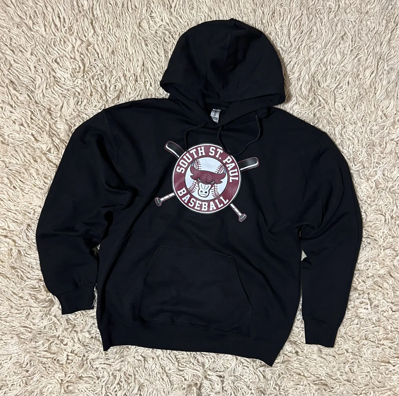 Buzo negro con capucha y estampa de béisbol "South St. Paul Baseball" en el frente.