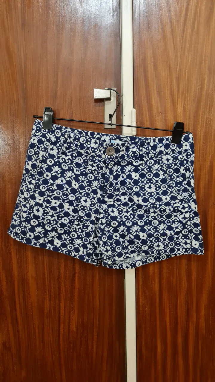 Short de Old Navy talle 14, con estampado floral en tonos azul y blanco. Cintura con elástico interno regulable con botón. Confeccionado en tela fina y fresca, no es jean. Ideal para un look casual y fresco.
