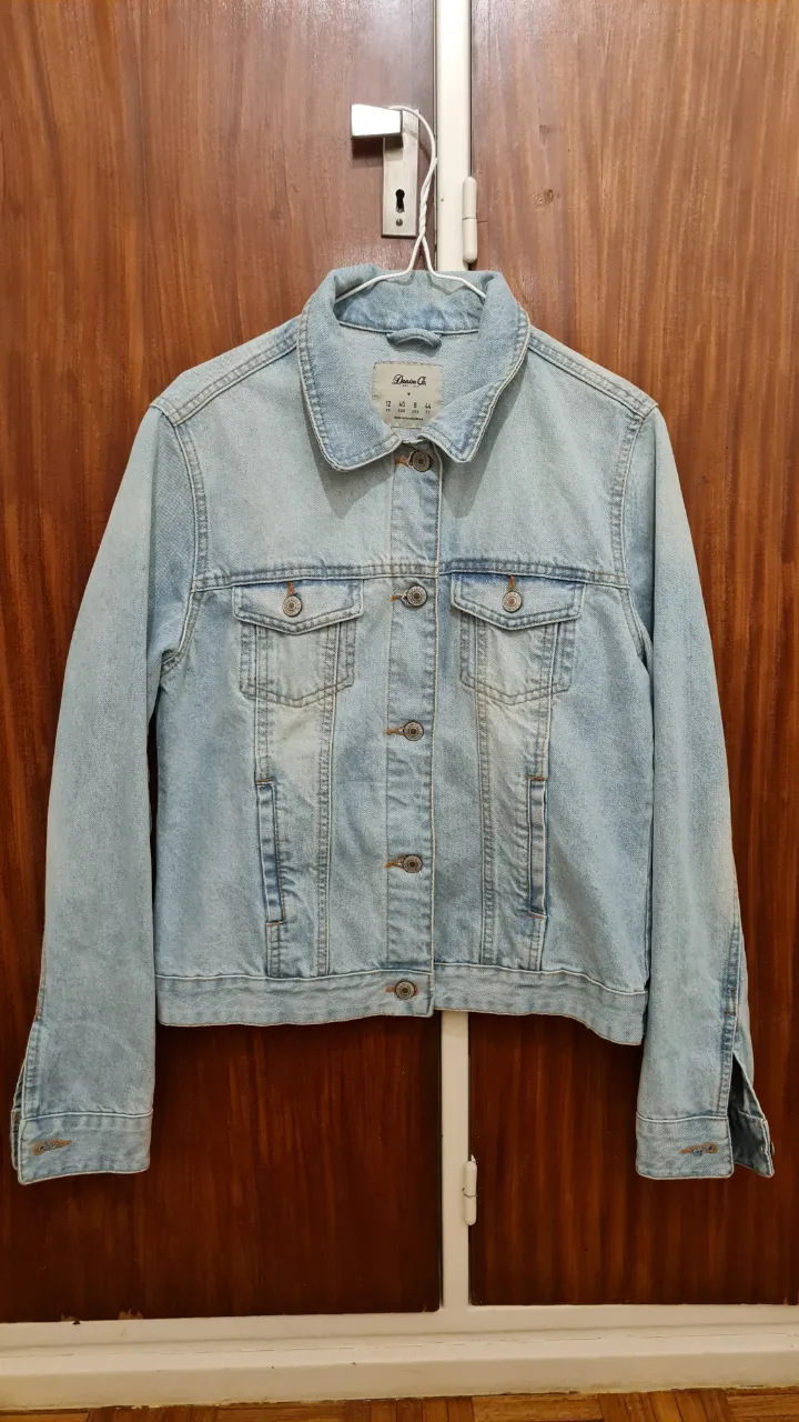 Campera de jean celeste claro, con botones y bolsillos. 100% algodón. Ideal para un look casual y moderno.
Ancho de sisa: 50 cm.