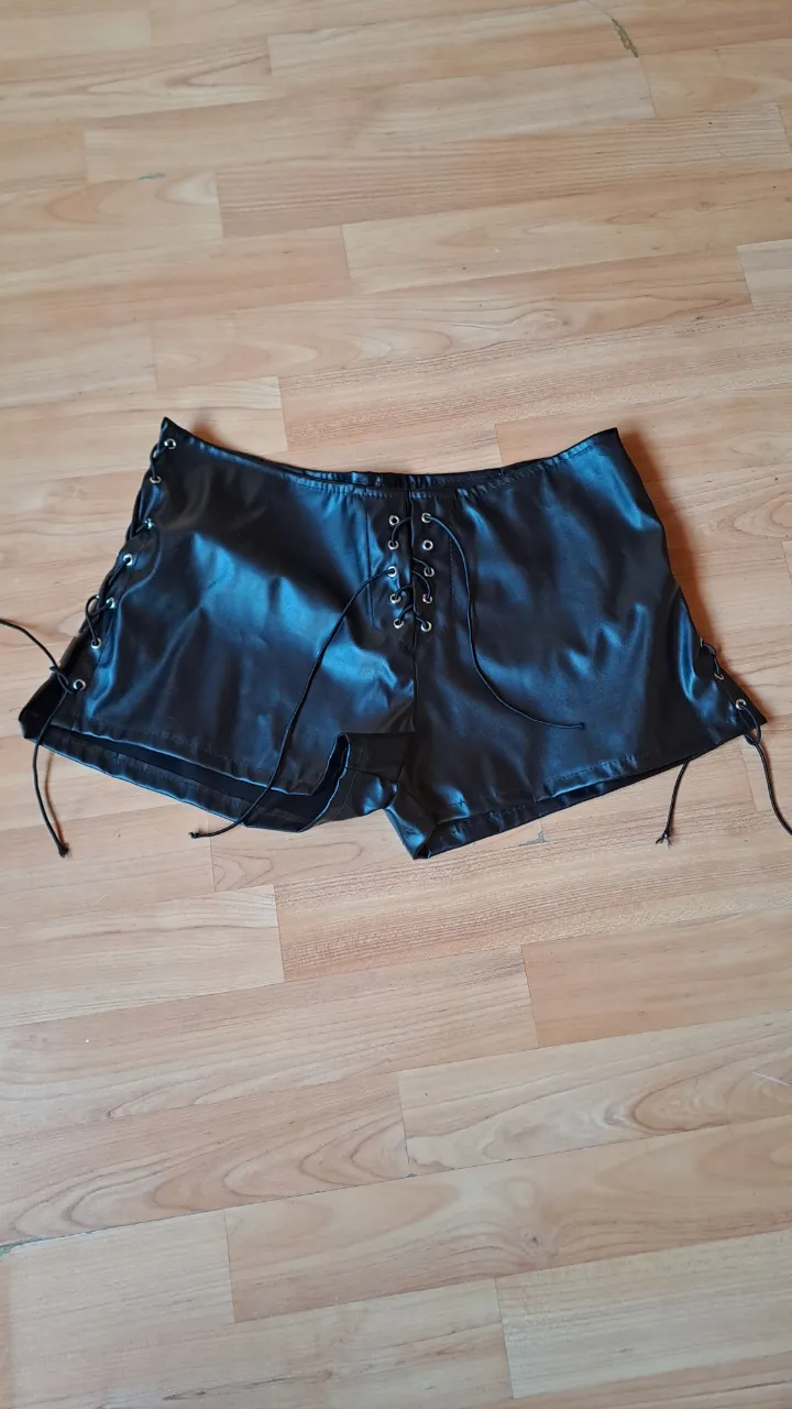 SHORT SIN USAR NI UNA VEZ. Short de cuero sintético negro con cordones laterales y frontales. Ideal para un look rocker o de fiesta.
JAMAS LO PUDE USAR PORQUE ME QUEDA GRANDE.