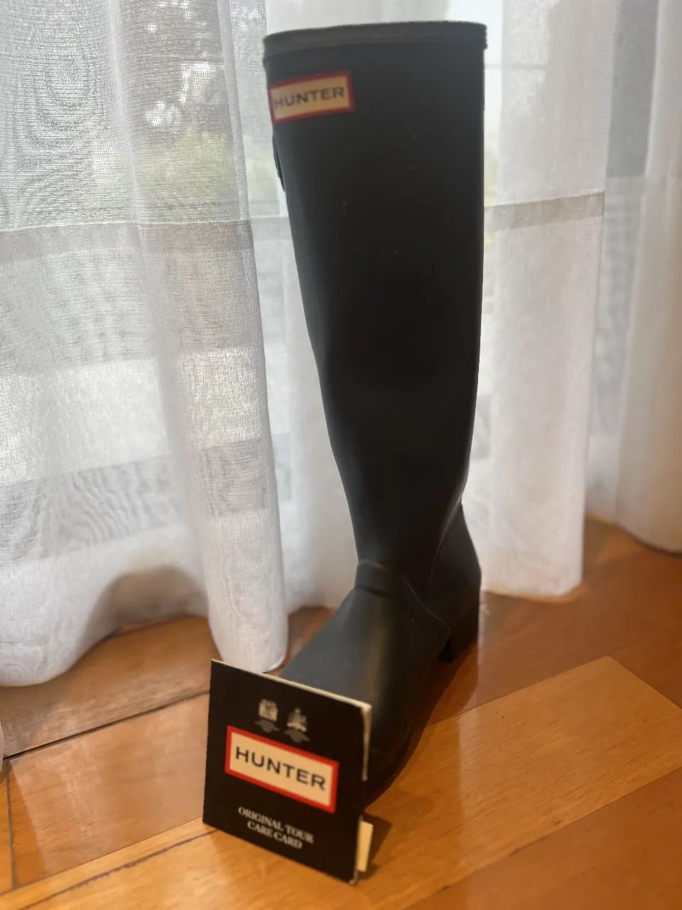 Botas de lluvia Hunter negras, ideales para el invierno y días de lluvia. Con el logo de la marca en la parte superior. Perfectas para un look casual y funcional.