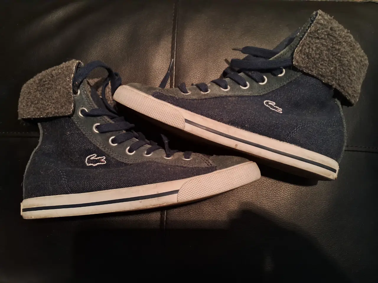 Zapatillas Lacoste , de color azul con detalles en gris. Tienen el logo de la marca bordado y un diseño moderno y urbano. Ideales para un look casual y cómodo.Impecables. 1 solo uso