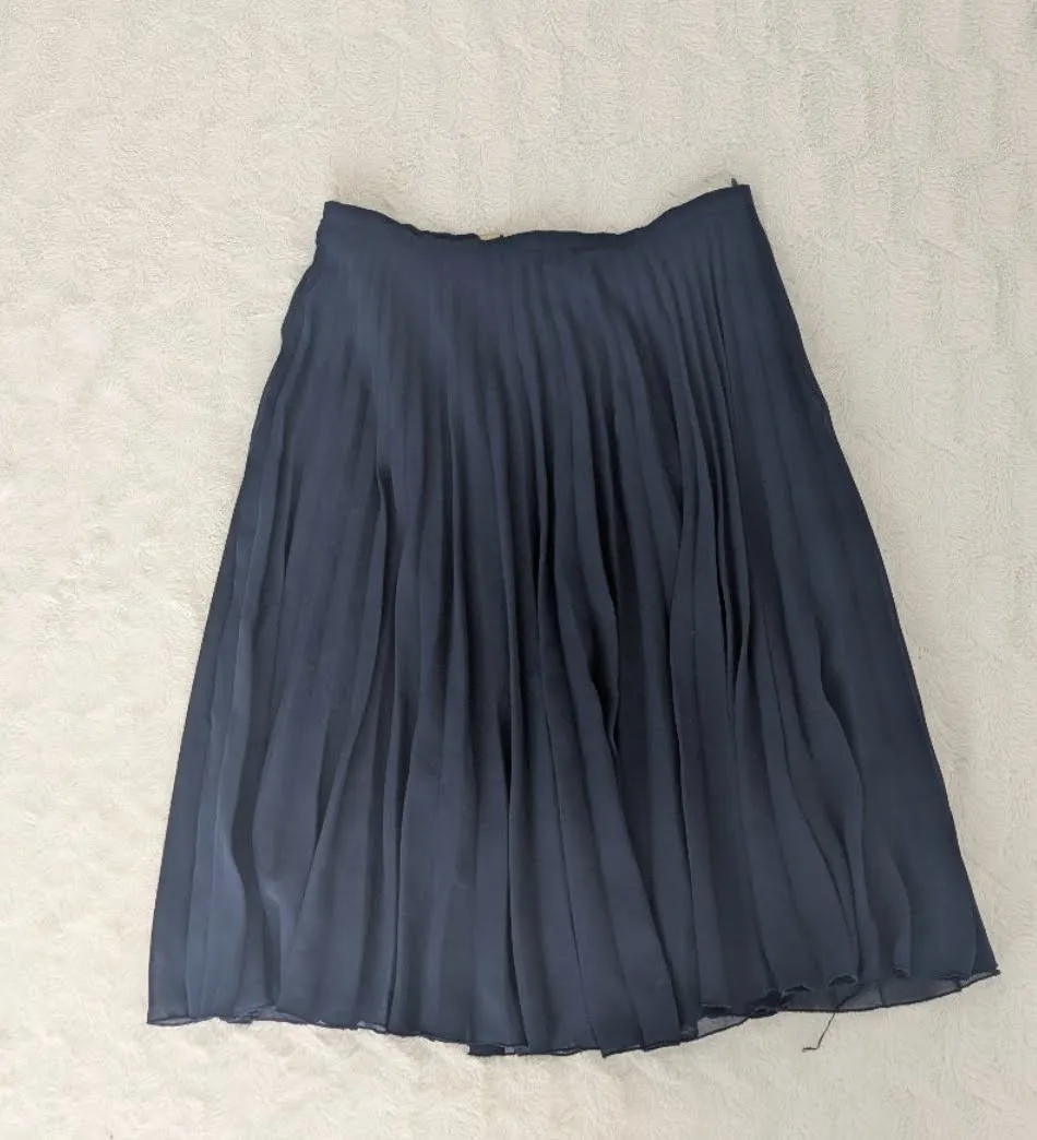 Pollera azul marino con tablas. Talle M/40. Cintura 36cms, Largo 61cms.