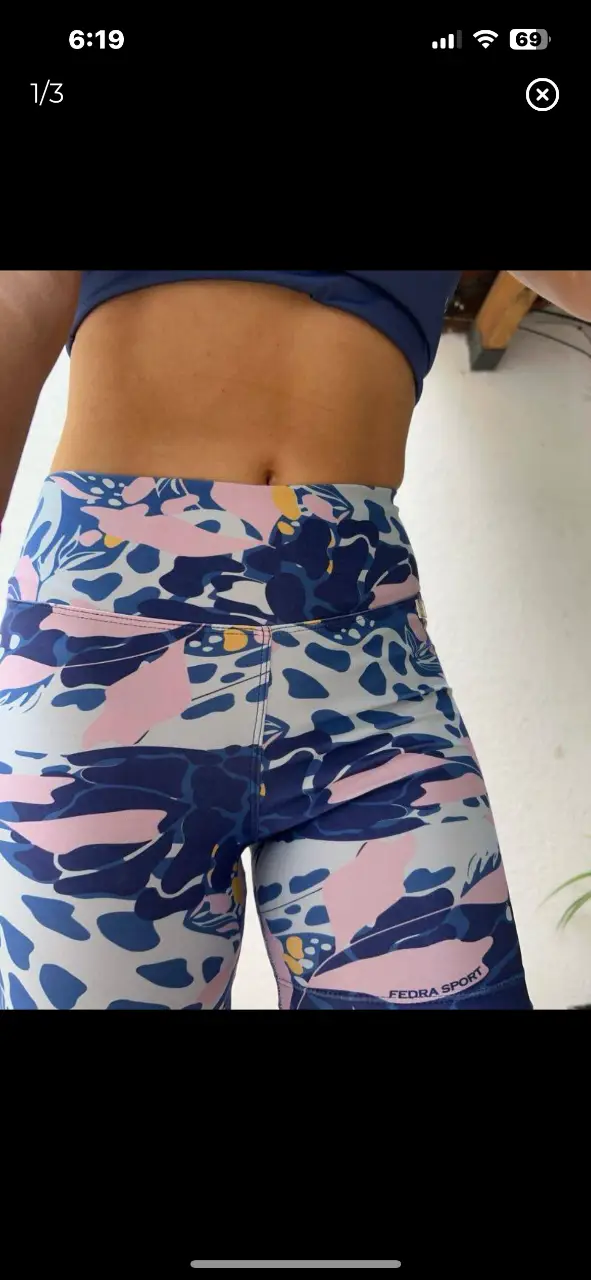 Calza deportiva con estampado floral en tonos azules y rosas. Ideal para actividades físicas y entrenamientos. Diseño moderno y cómodo.
