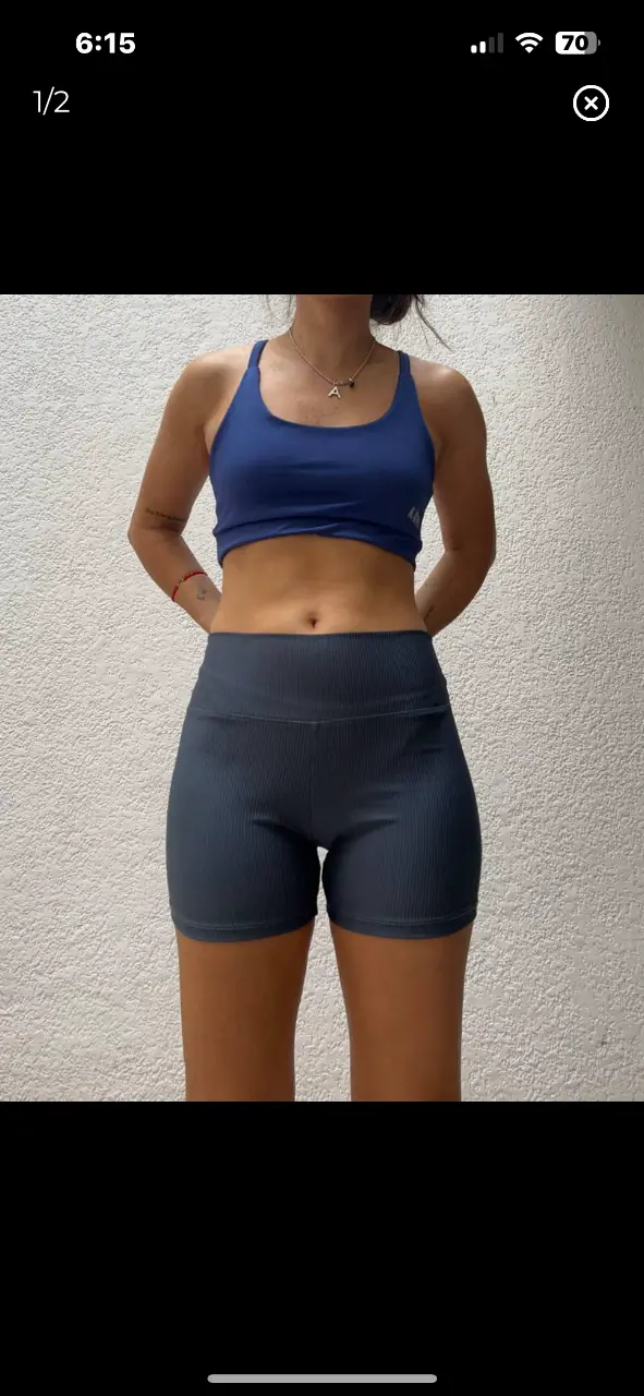 Short deportivo de mujer, color gris, ideal para entrenamientos. Diseño ajustado y cómodo.