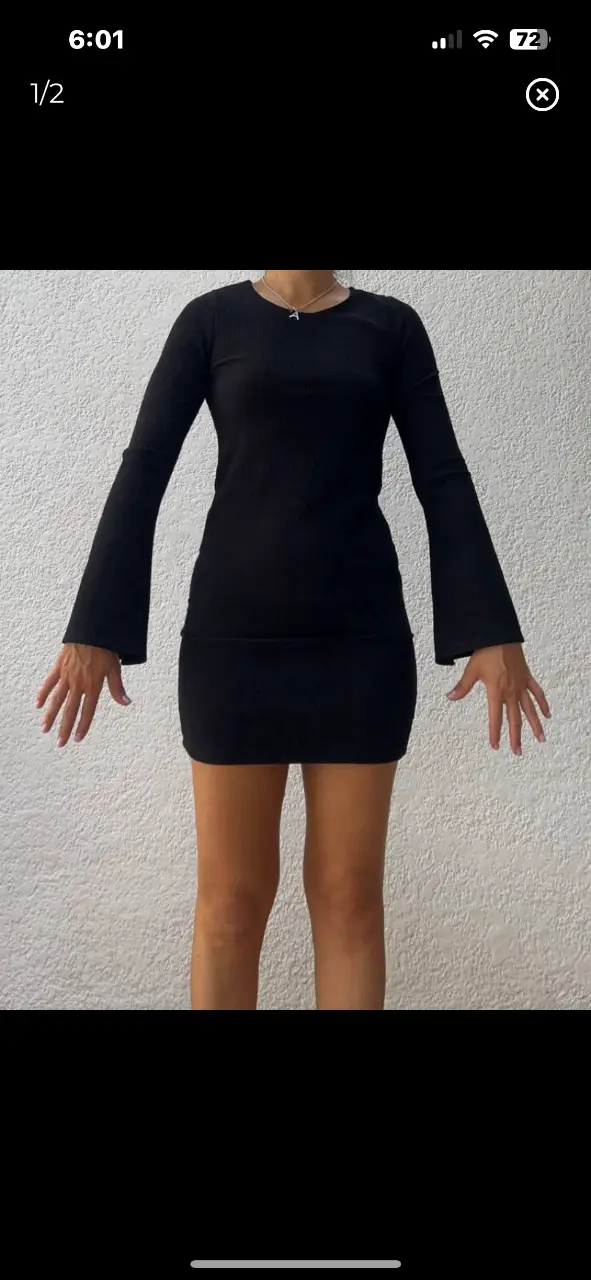 Vestido negro ajustado, con mangas largas acampanadas. Ideal para una salida o fiesta.