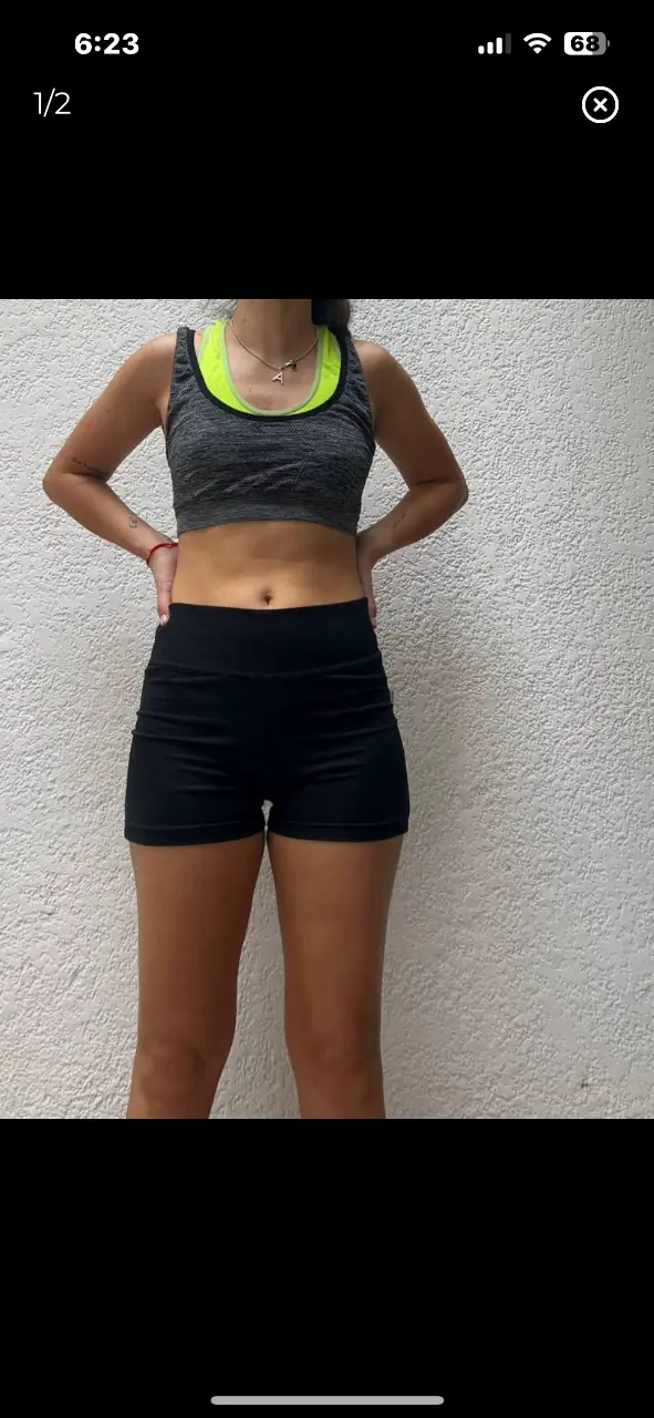 Short deportivo negro de mujer, ideal para entrenamientos. Combina con top deportivo gris con detalles en amarillo.