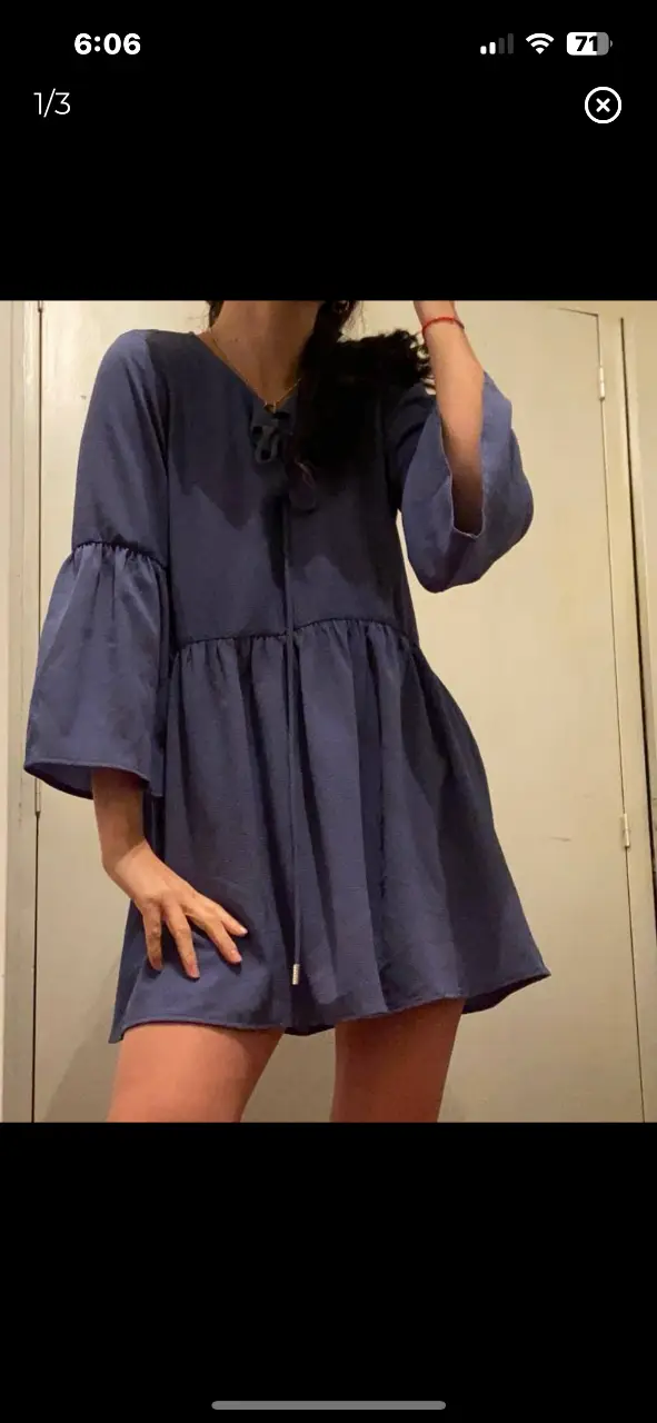 Vestido mini azul con mangas amplias y detalle de lazo en el cuello. Ideal para un look casual y fresco.