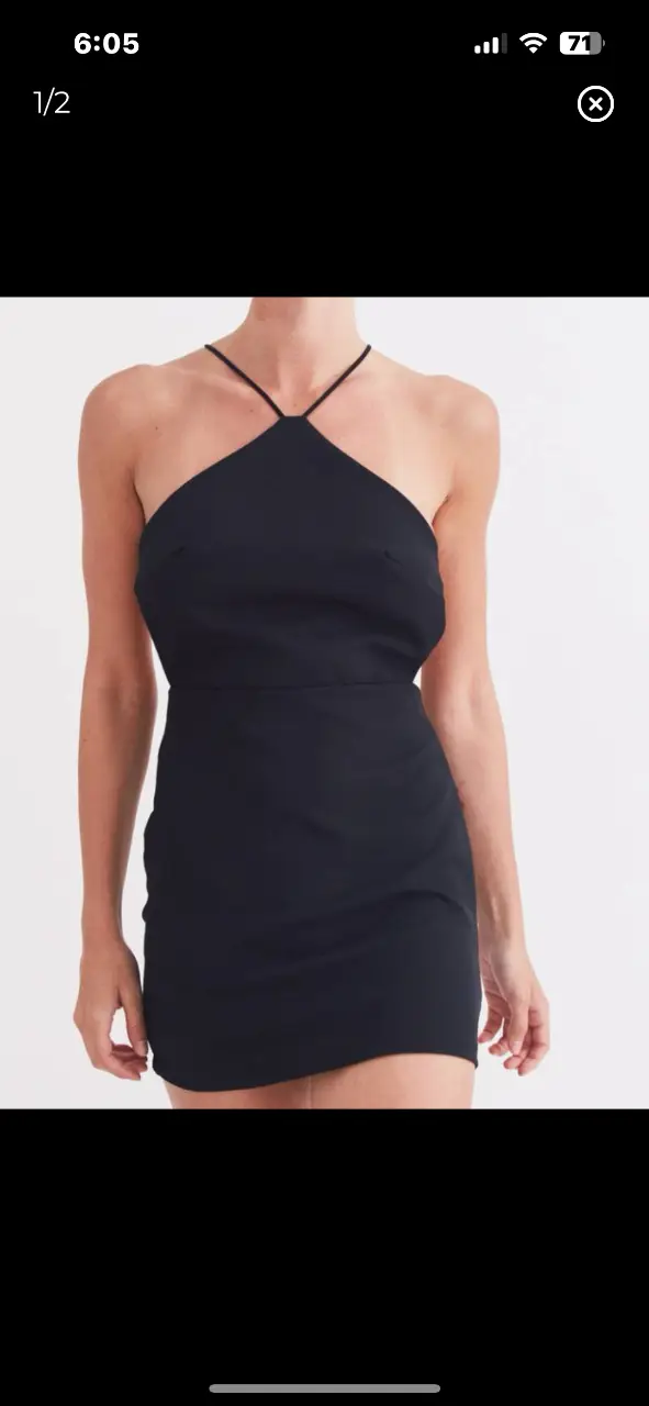 Vestido mini negro con espalda descubierta y tiras finas. Ideal para una fiesta o salida nocturna. El vestido amarillo es de la misma forma pero en color amarillo.