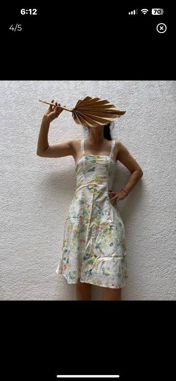 Vestido mini de verano con estampado floral. Tiene tirantes finos y un corte ajustado en la parte superior, con un detalle fruncido en la espalda. Ideal para un look fresco y femenino.