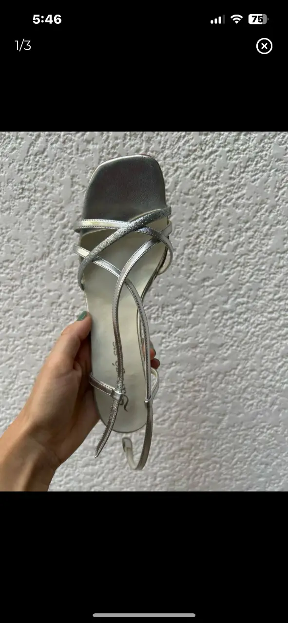 Sandalias plateadas con tiras finas y taco bajo. Ideales para un look elegante y cómodo.