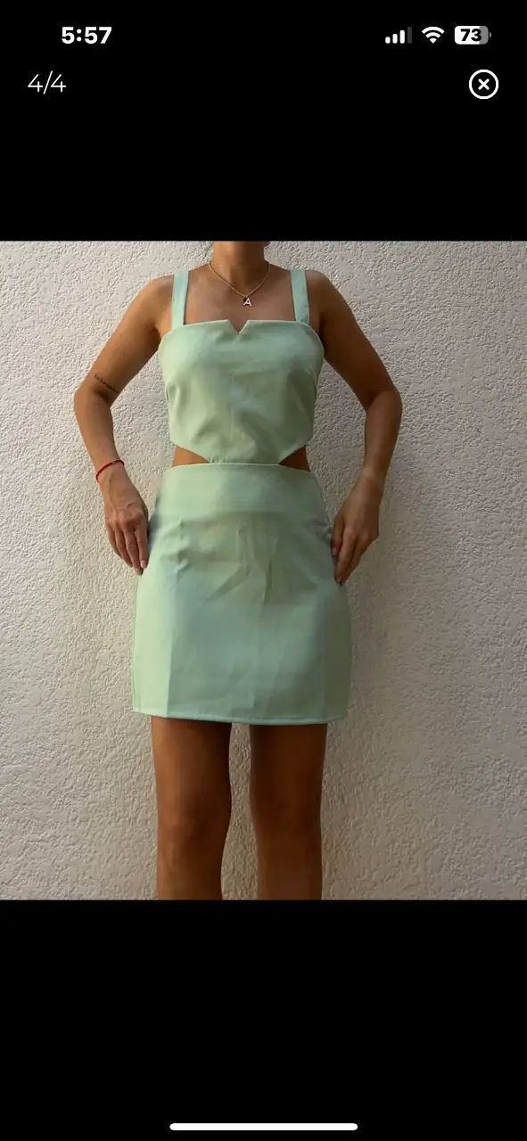 Vestido mini con corte en la cintura y aberturas laterales. Diseño moderno y fresco, ideal para lucir en eventos especiales o salidas de verano. Confeccionado en tela suave y cómoda.