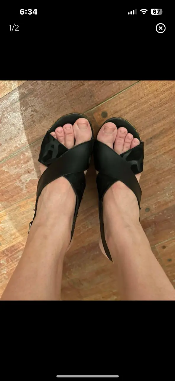 Sandalias negras con plataforma de madera y diseño cruzado en la parte superior. Ideales para un look casual y moderno.