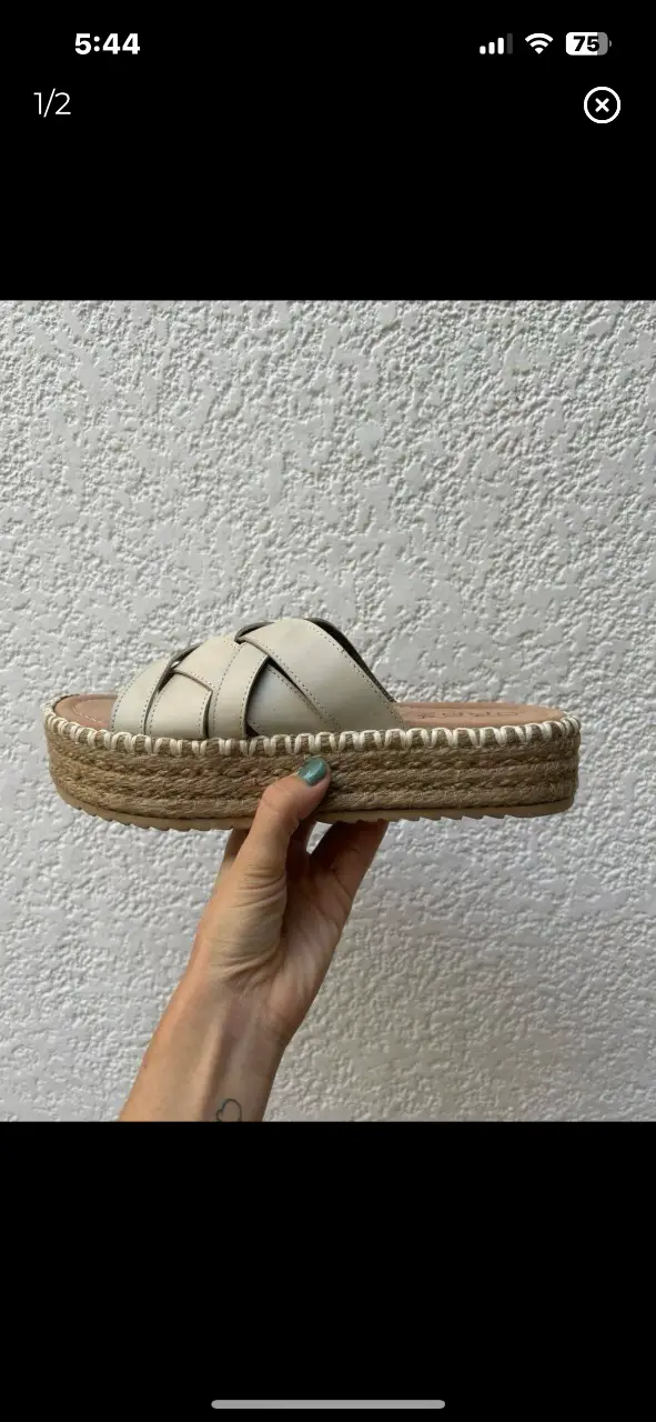Sandalias de mujer con plataforma de yute y tiras cruzadas en color crudo. Ideales para el verano, cómodas y con estilo.