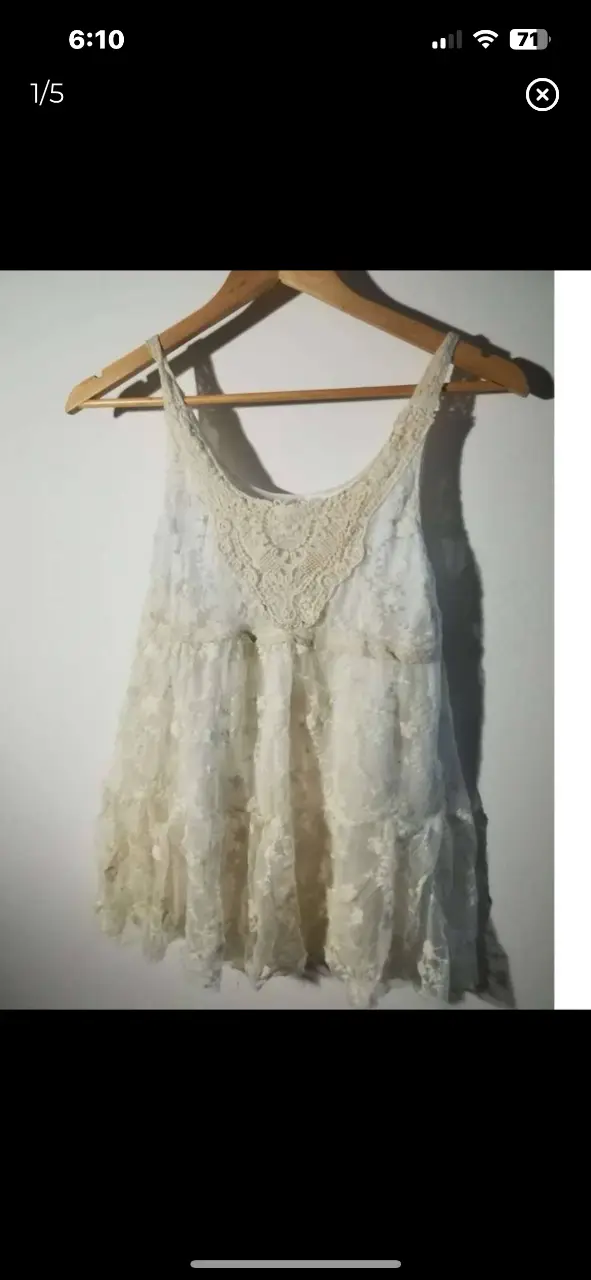 Vestido mini de encaje blanco, estilo boho, ideal para el verano. Con detalles de encaje en el pecho y volados en la falda, perfecto para un look romántico y fresco.