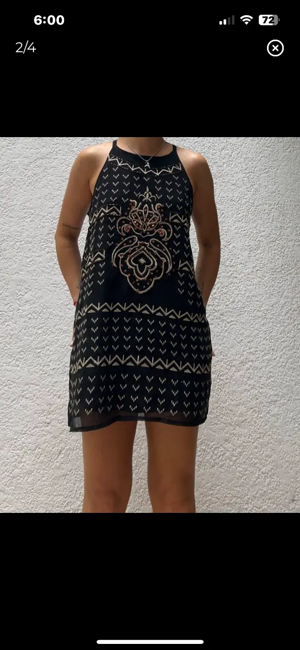 Vestido mini negro con detalles bordados en la parte delantera. Ideal para una salida casual o una fiesta.