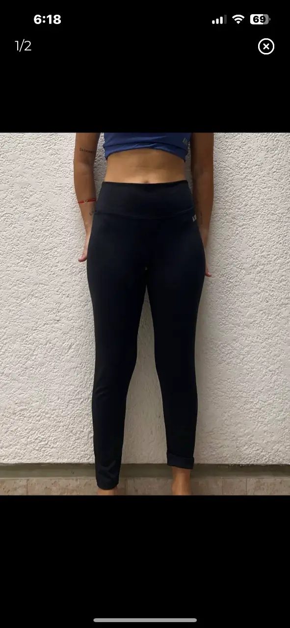 Calza deportiva negra, ideal para entrenar. Tiro alto y ajuste perfecto.