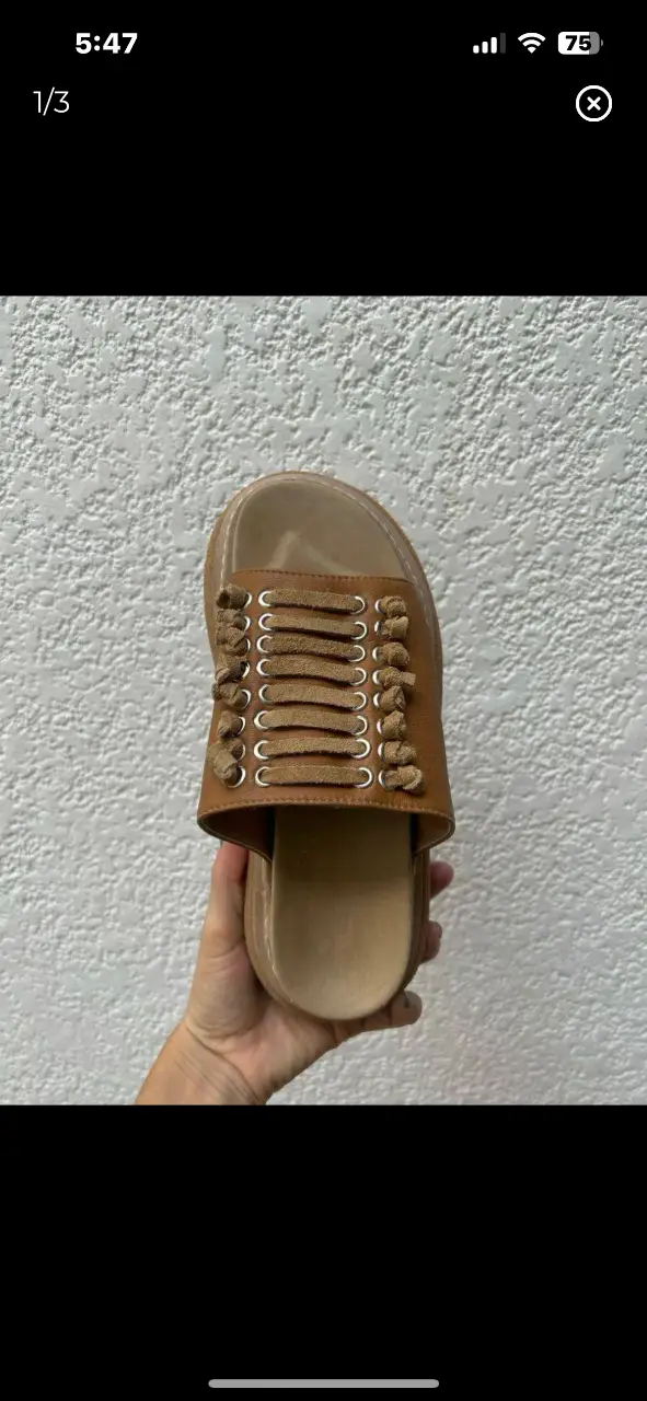 Sandalias de cuero marrón con detalle de cordones en la capellada. Suela de goma. Ideales para un look casual y cómodo.
