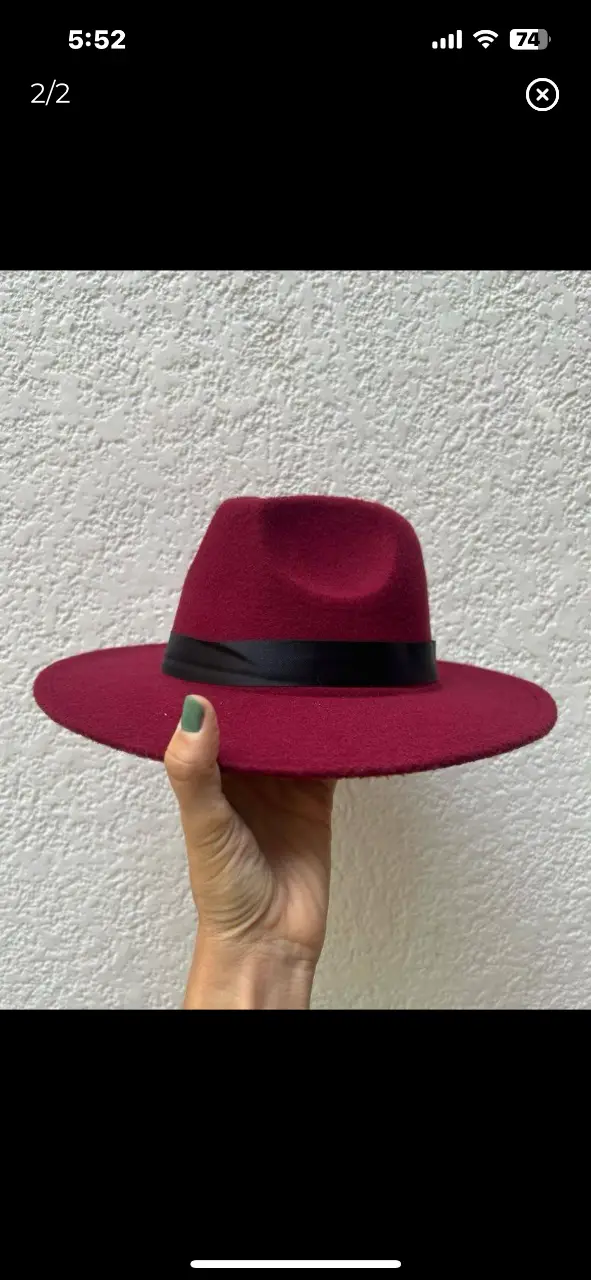 Sombrero fedora color borgoña con cinta negra. Ideal para completar tu look con estilo y elegancia.