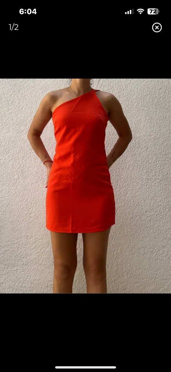 Vestido mini rojo con un solo hombro, ideal para una fiesta o salida nocturna. Diseño moderno y elegante.