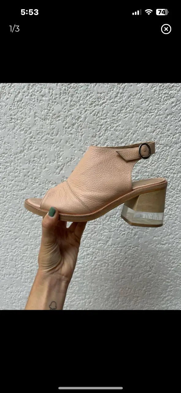 Sandalias de cuero color crudo con taco transparente y hebilla. Ideales para un look casual y fresco.