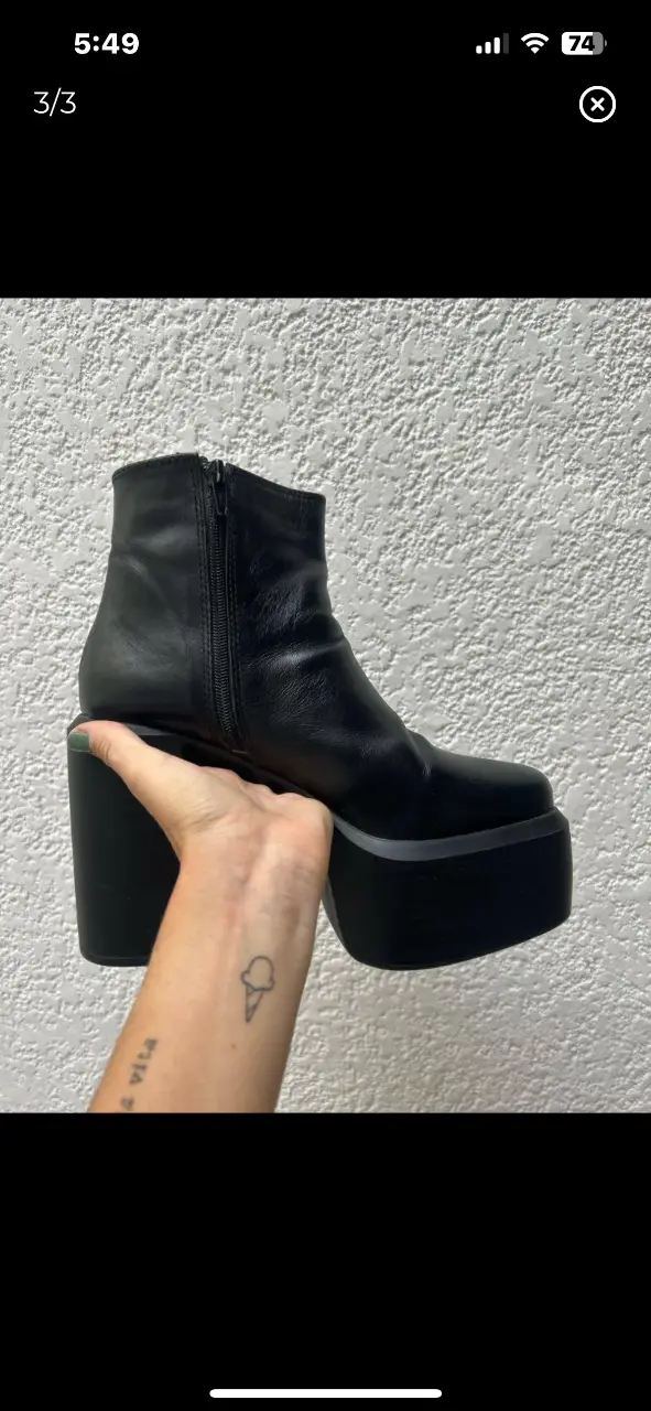 Botas negras de plataforma, ideales para un look audaz y moderno. Confeccionadas en cuero sintético, estas botas ofrecen un estilo único y llamativo. Perfectas para destacar en cualquier ocasión.