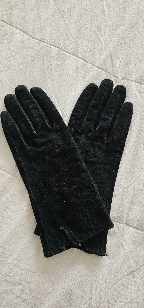 Guantes de vestir negros de Cuero de Carpincho, ideales para complementar un look elegante, de buena calidad y abrigado en invierno. Perfectos para ocasiones formales o salidas.