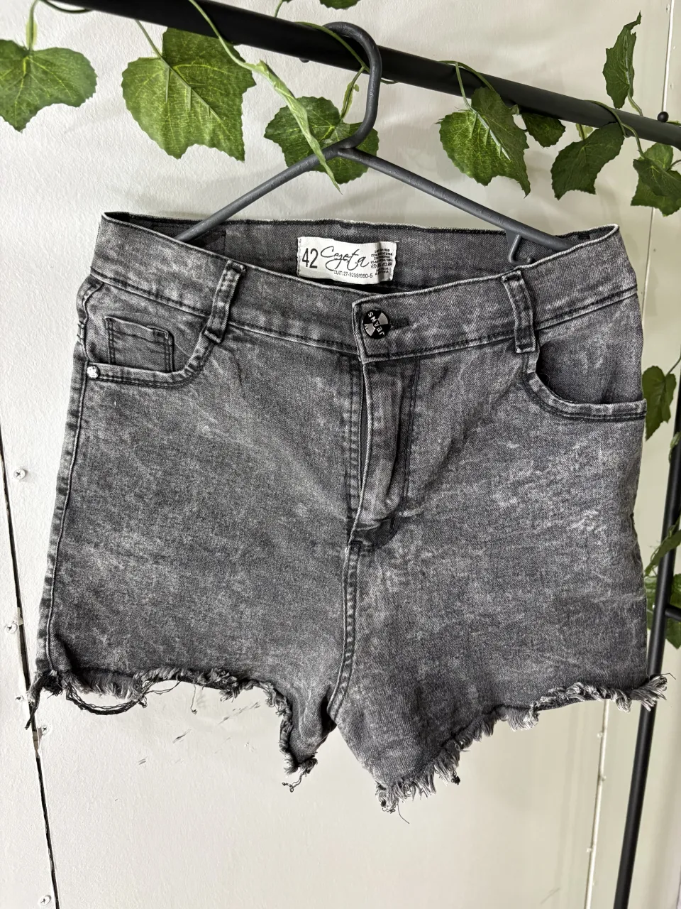 Shorts de jean tiro alto con roturas y efecto desgastado. Un básico canchero para armar looks de verano.