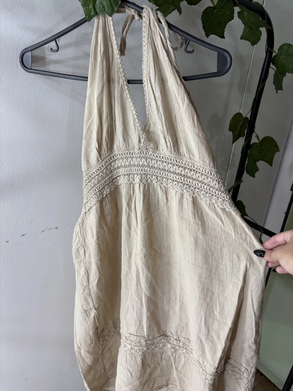 Vestido largo de lino color crudo, con escote halter y detalles de crochet en el busto y en la falda. Ideal para un look boho chic en días de playa o salidas casuales de verano.