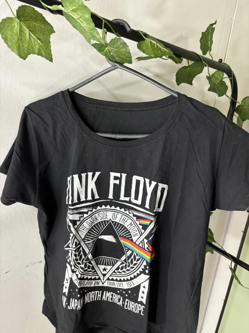 Remera negra de manga corta con estampa "Pink Floyd The Dark Side of the Moon". Ideal para fans de la banda y para un look casual y rockero.