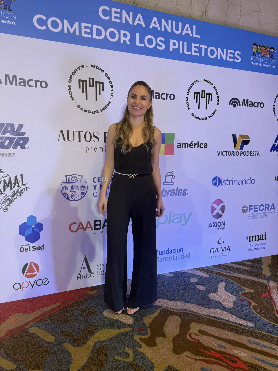 Mono largo negro, elegante y versátil. Perfecto para eventos formales o salidas nocturnas. Confeccionado en tela fluida y diseño de pantalón palazzo.