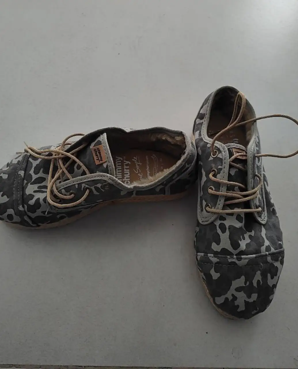Zapatillas Chimmy Churry con estampado camuflado en tonos grises y blancos. Diseño casual y cómodo, ideales para un look relajado.