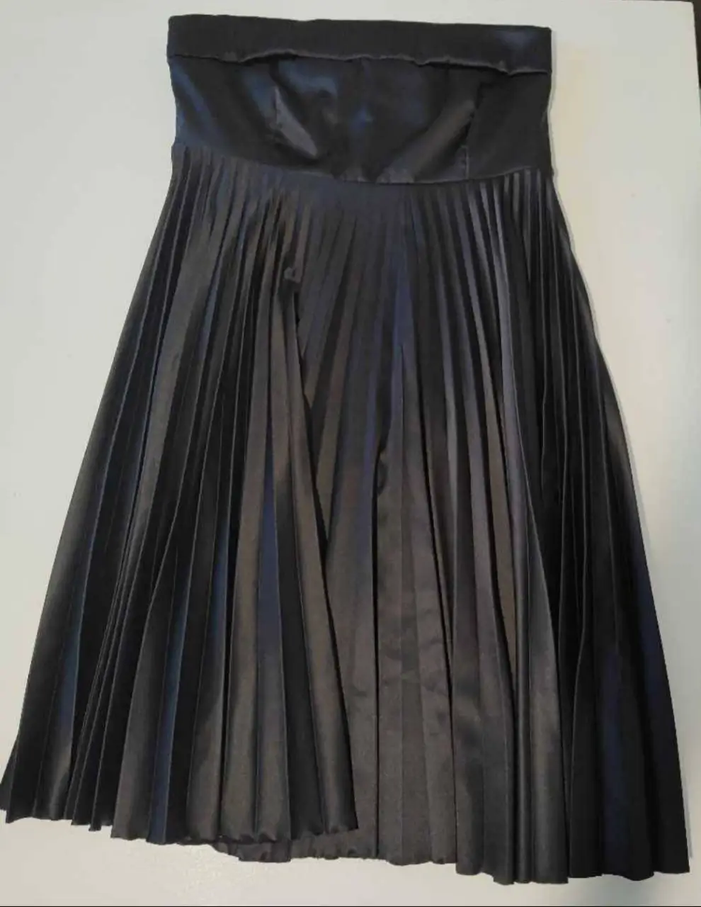 Vestido strapless negro con falda plisada, ideal para eventos formales o fiestas. Talle S, de la marca Kosiuko.