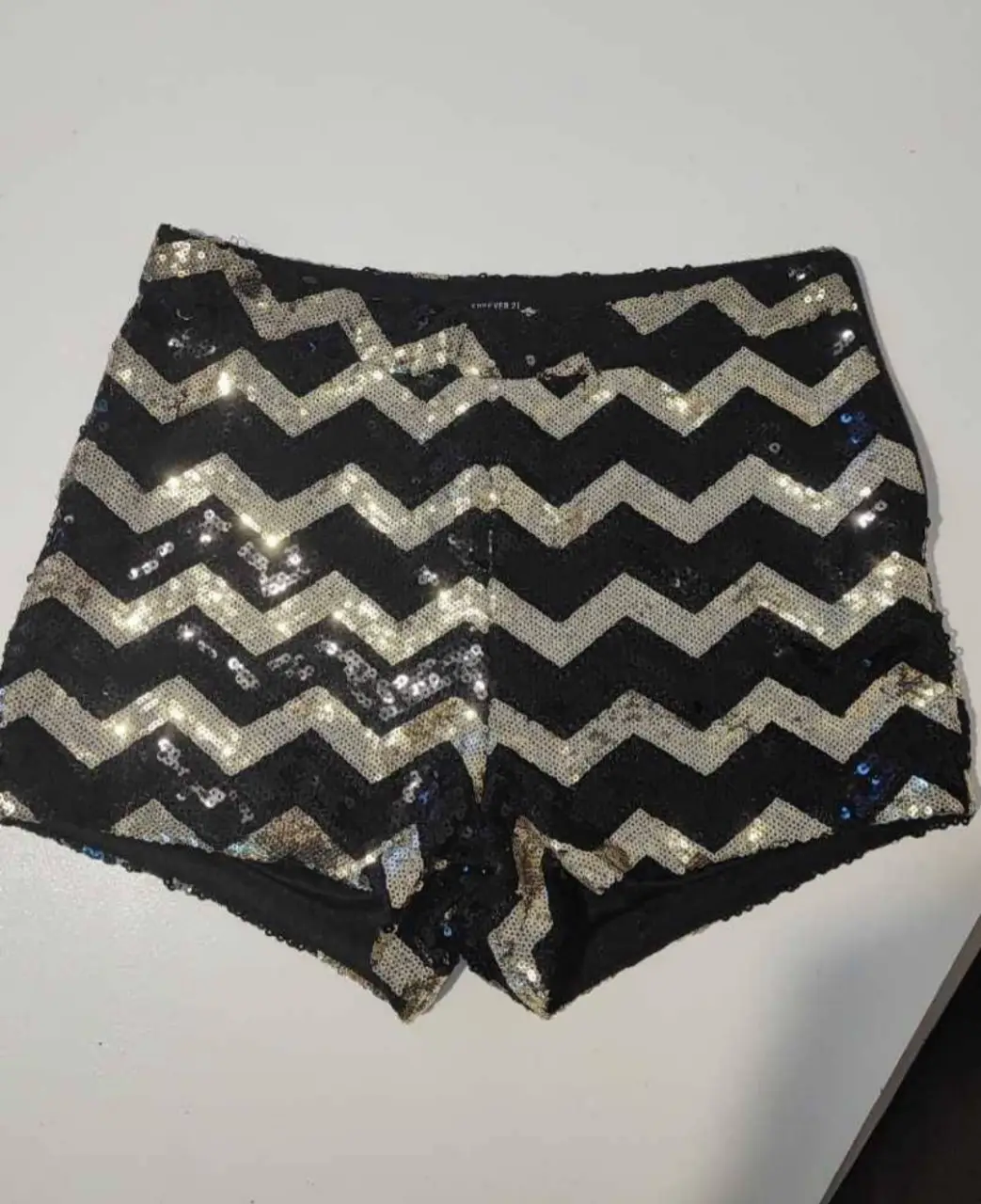 Shorts de mujer con lentejuelas en zigzag. Talle S. Ideal para fiestas y eventos.