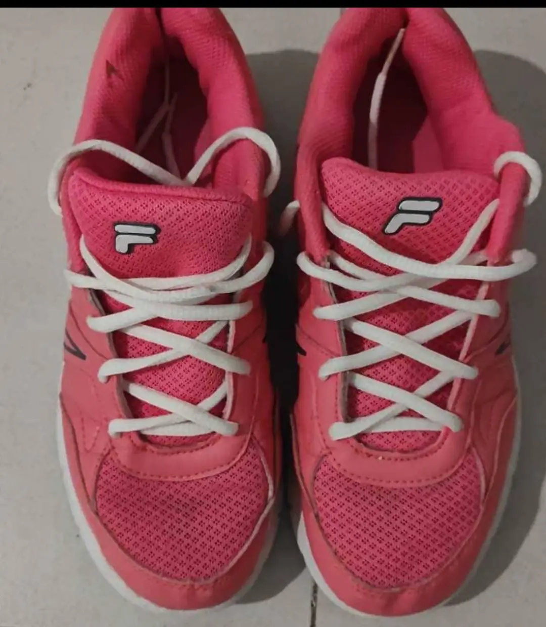 Zapatillas Fila rosas para mujer. Ideales para running o uso diario. Talle 38.5 EUR, 6 US. Hechas en China.