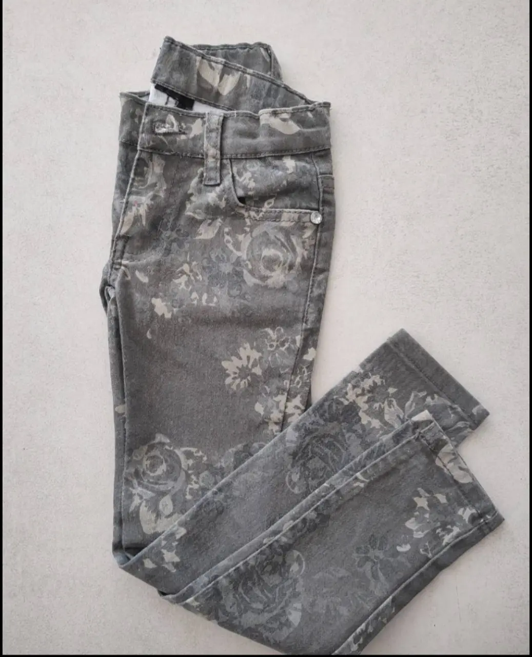 Jeans rectos de mujer, color gris con estampado floral. Talle estándar, ideal para un look casual y moderno.