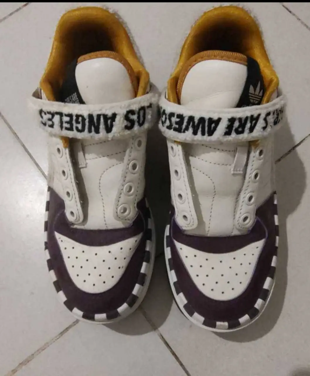 Zapatillas Adidas Forum Low "Los Angeles" blancas con detalles en amarillo y marrón. Talle 6 US.