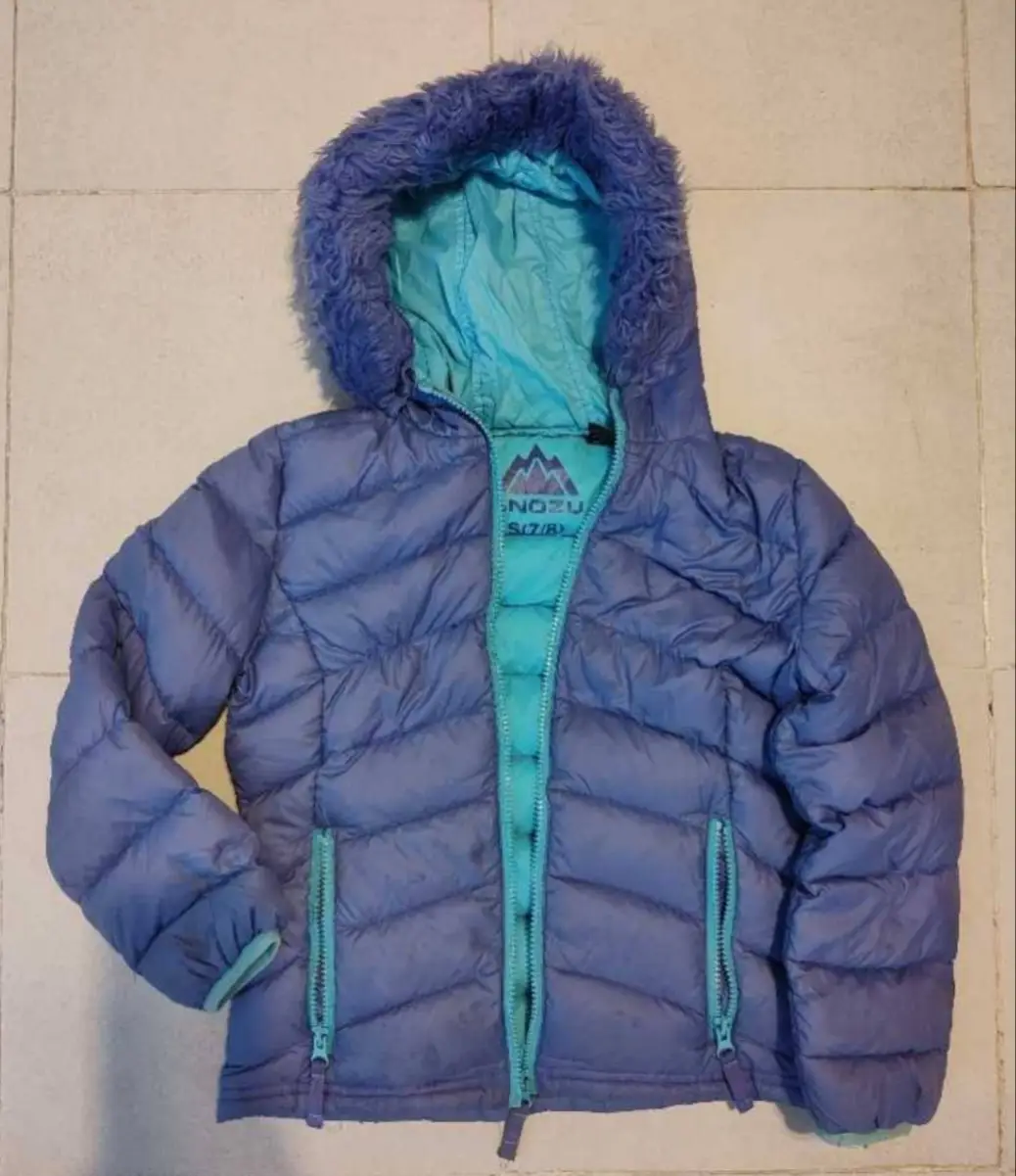 Campera de pluma para niña, color azul y violeta con capucha de piel sintética. Ideal para el invierno, con cierre y bolsillos.