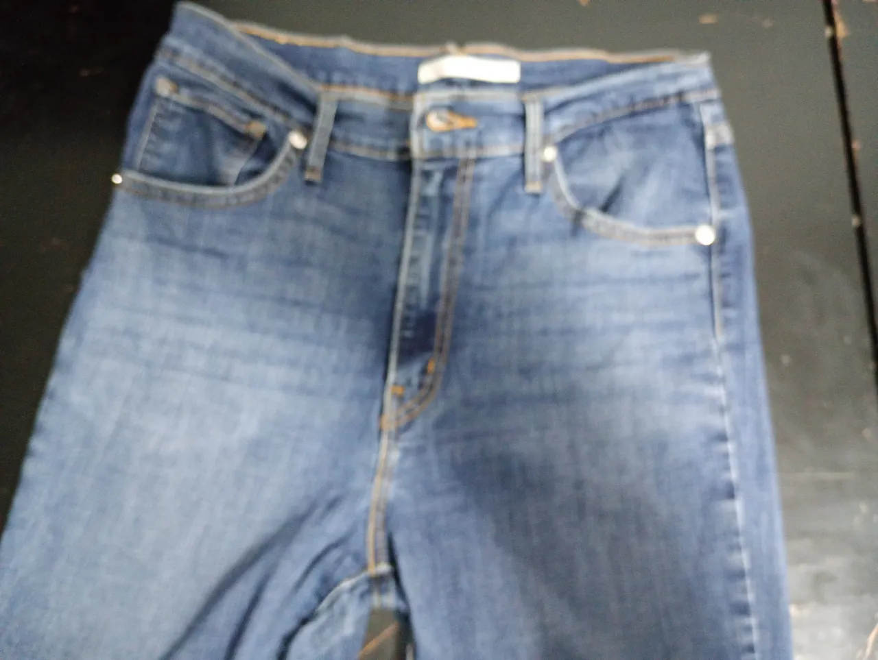 Jeans de mujer elastizado Levi's tiro alto, corte chupín, color azul clásico, talle 42. Un básico atemporal para cualquier guardarropa.