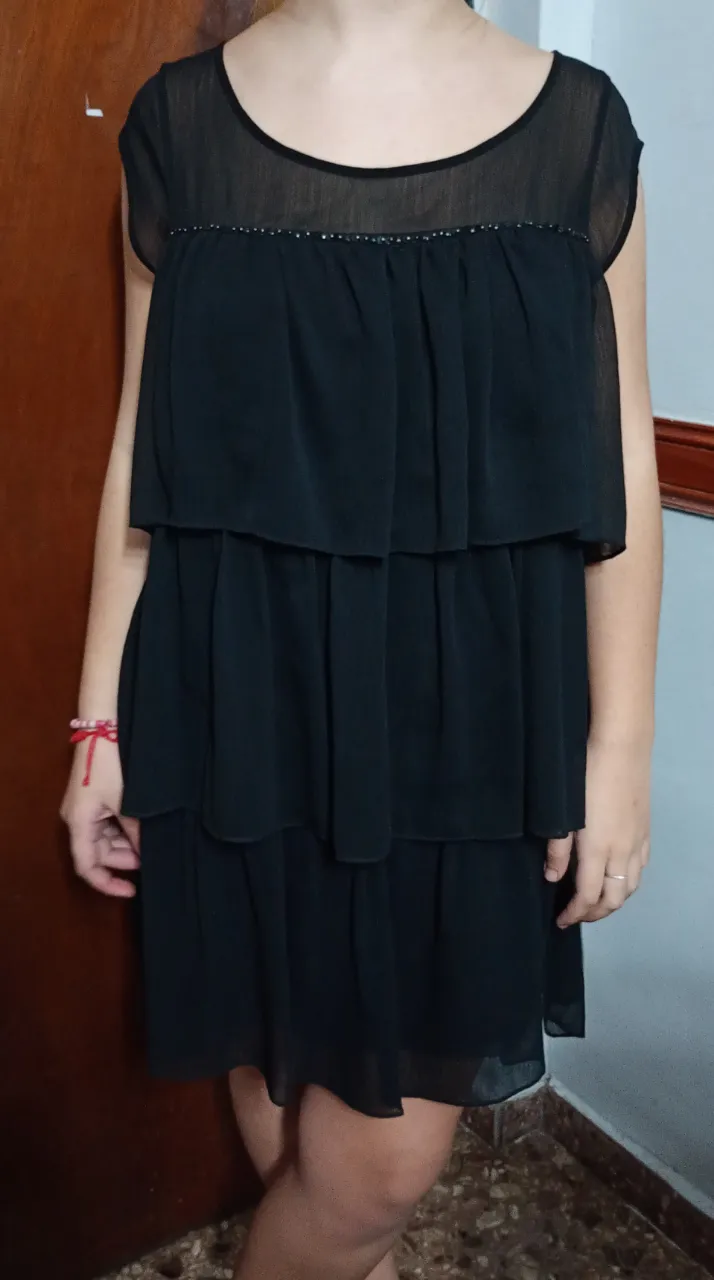 Vestido Tucci midi negro forrado, con detalles de volados y transparencia en la parte superior. Ideal para una fiesta o salida. Talle M muy amplio