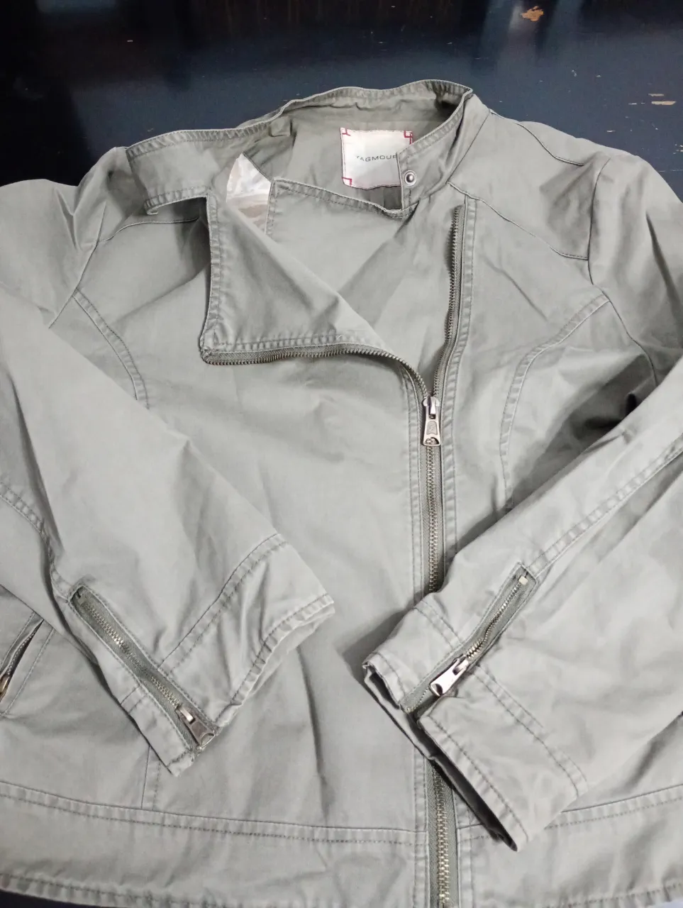 Campera biker de mujer, color verde, con cierre  y detalles en las mangas. Marca Yagmour, talle 46.