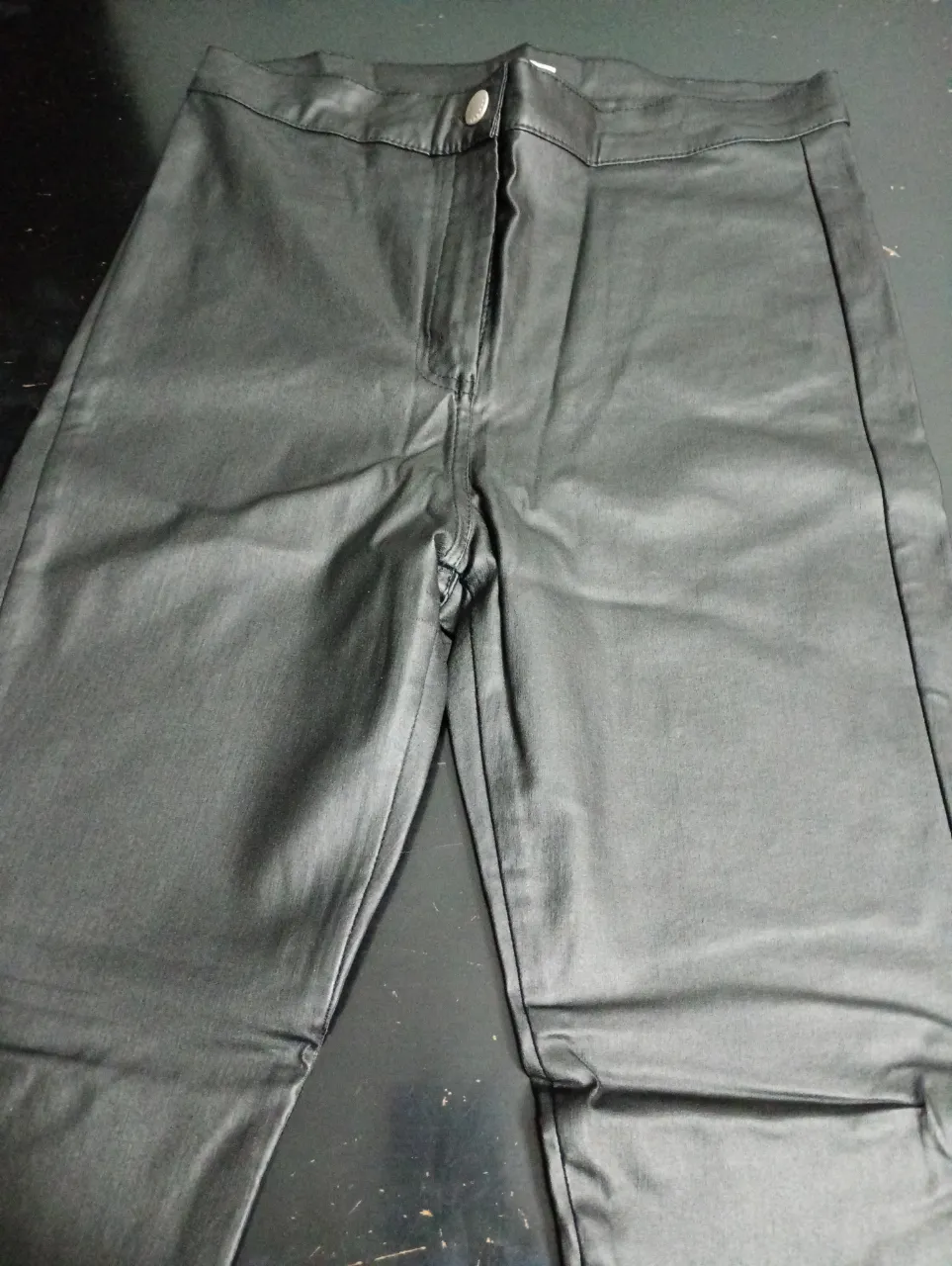 Pantalón engomado negro de mujer, con un diseño elegante y versátil. Ideal para crear looks formales o casuales con estilo. Talle 38.