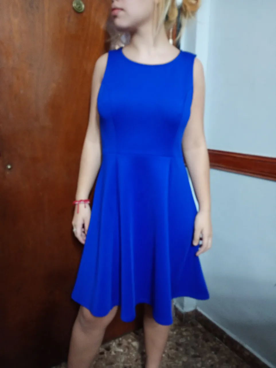 Vestido  azul elastizado, sin mangas, con corte en la cintura y falda con vuelo. Ideal para una salida o evento especial.