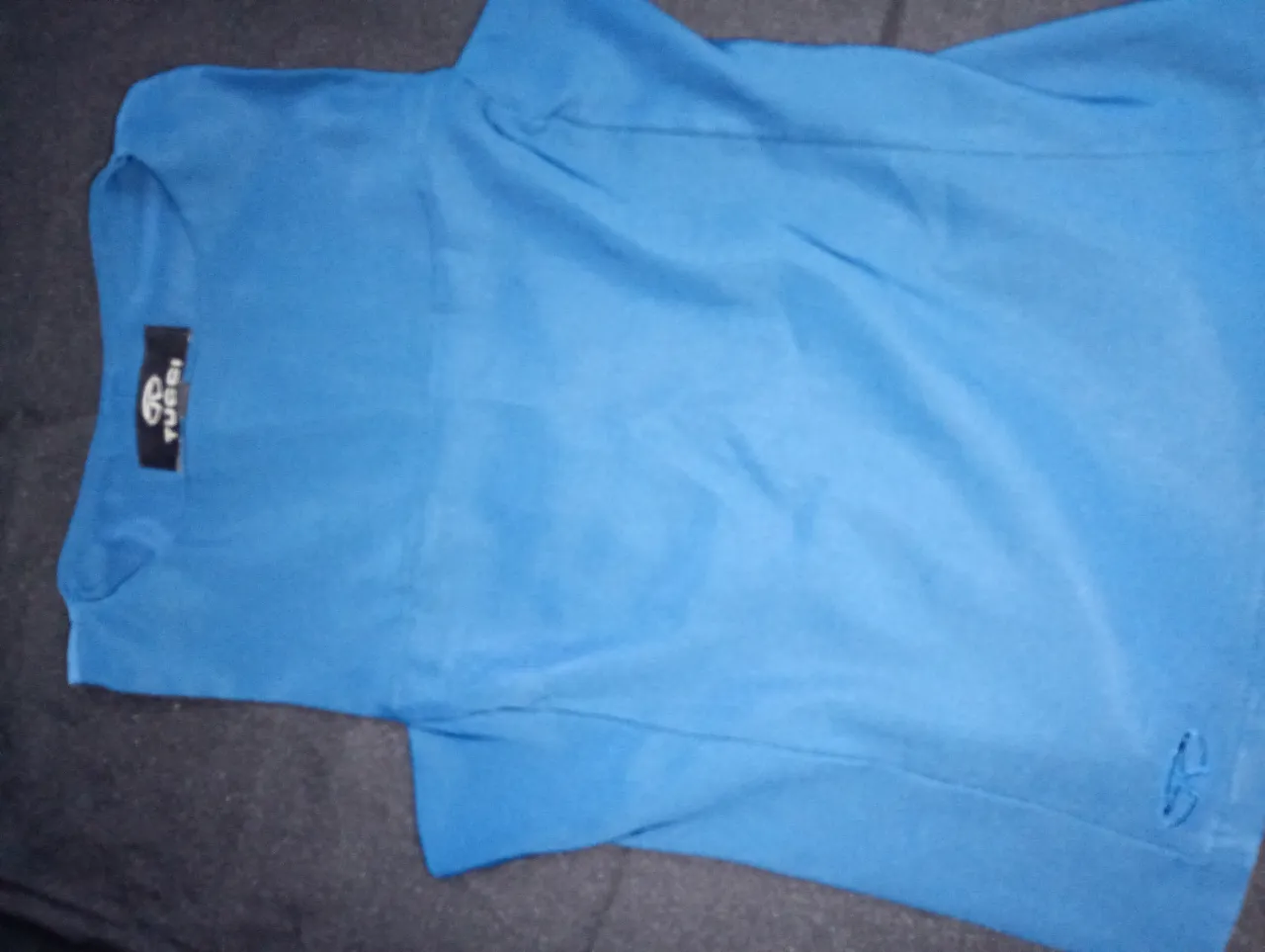 Blusa sin mangas de la marca Tucci, color azul petróleo , ideal estilo casual. Talle Small.