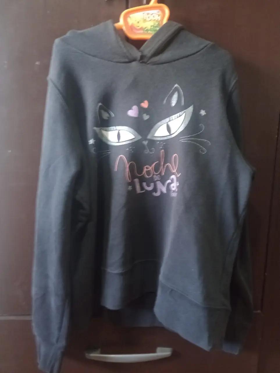 Buzo canguro negro para niña con estampado de gato y frase "Noche de Luna". Talle 11-12 años. Ideal para un look casual y cómodo.