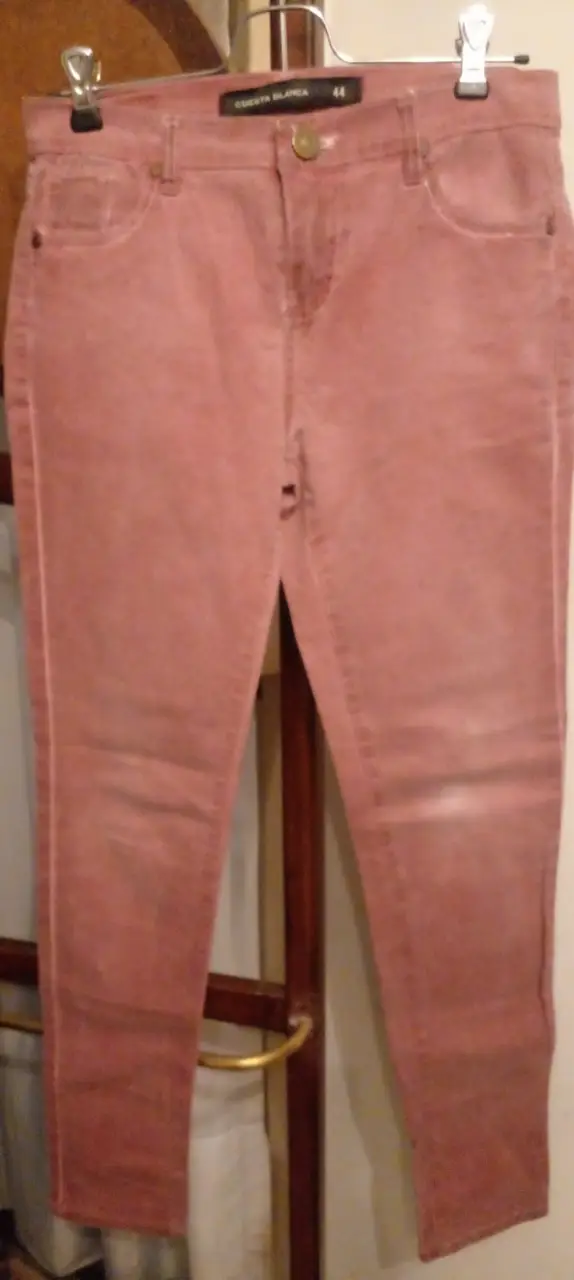 Jean ideal para un look casual y moderno. Talle 44, de la marca Confecciones Cuesta Blanca.
