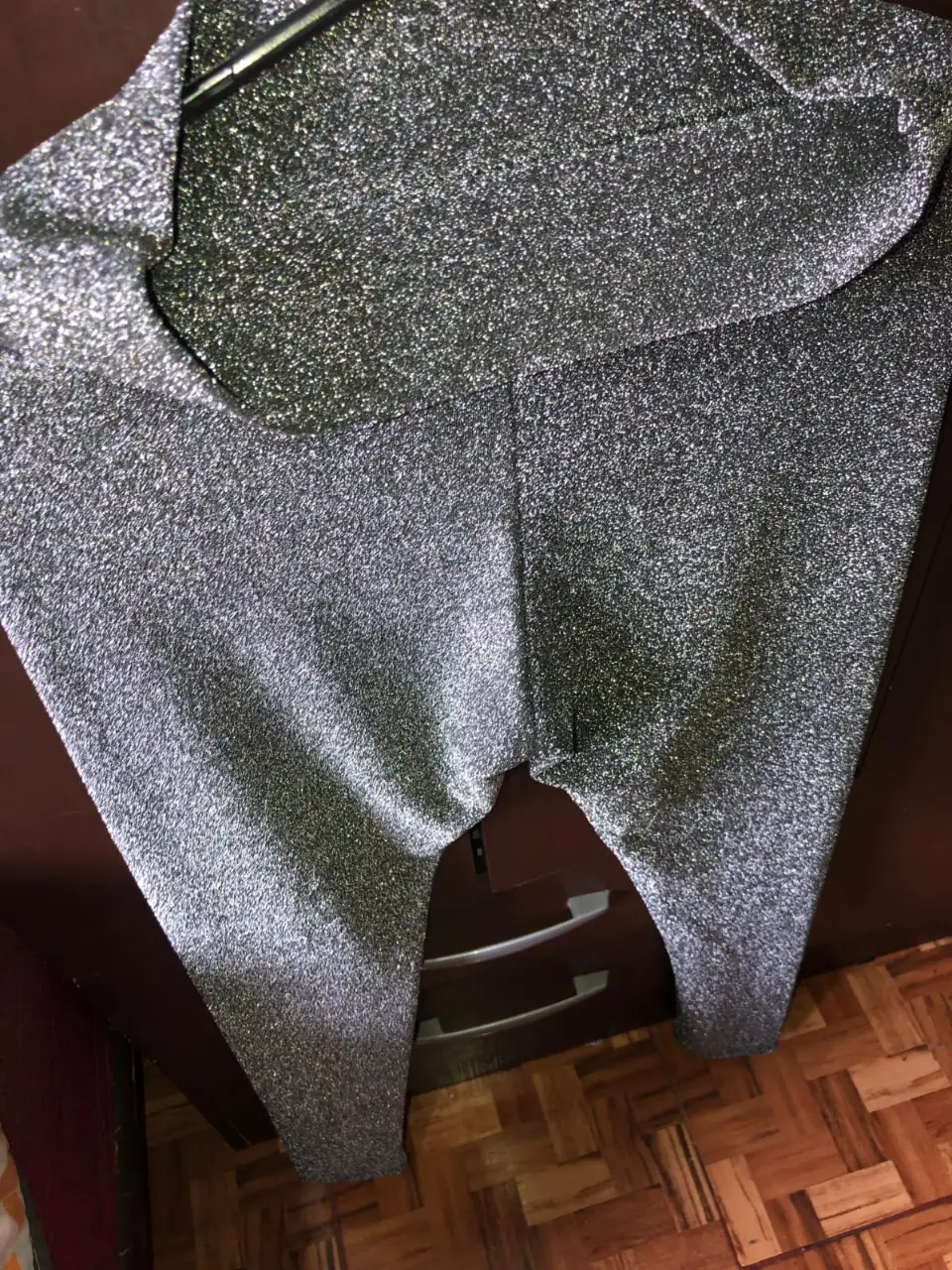 Calza de lurex, nueva, ideal para un look de fiesta o evento especial. Diseño moderno y cómodo.