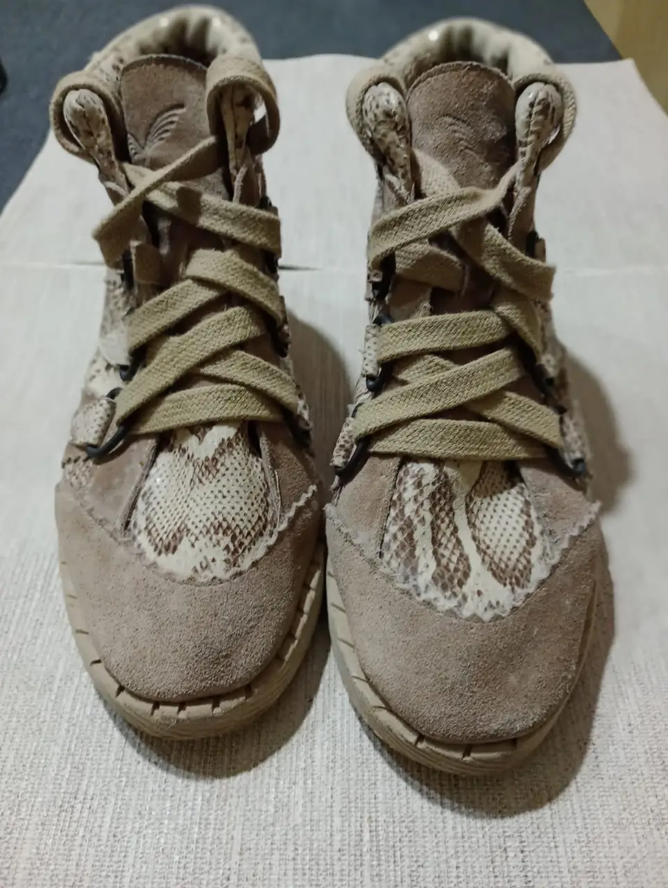 zapatillas Rapsodia taco interno con diseño de serpiente en la parte delantera y detalles de gamuza. Cordones y suela en tono beige. Ideales para un look casual y con estilo.